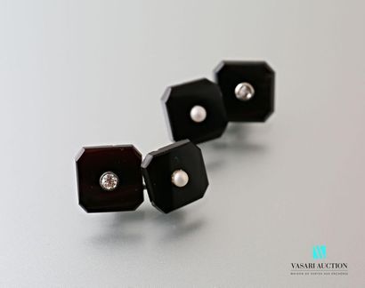 null Pair of cufflinks, the setting in blackened gold, square onyx-cut square patterns...