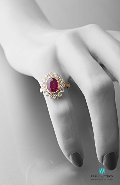 null Pompadour ring in 750 thousandths yellow gold set with a central ruby surrounded...