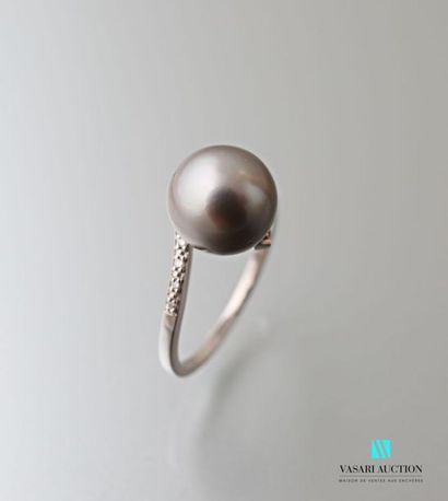 null White gold ring 375 thousandths centered on a 10 mm Tahitian pearl with a line...