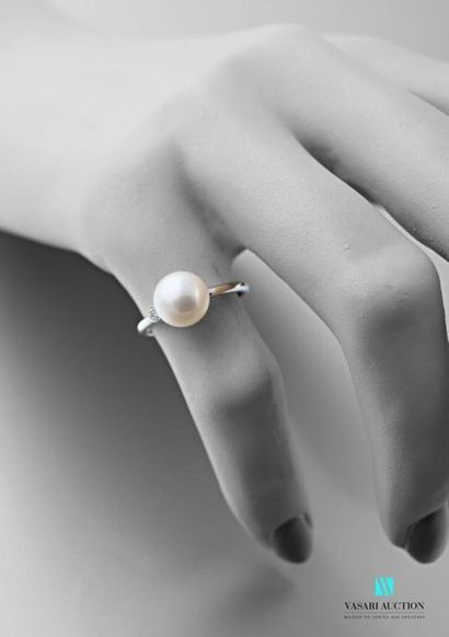null 750 thousandths white gold ring set with an 8/8.5 mm freshwater cultured pearl,...