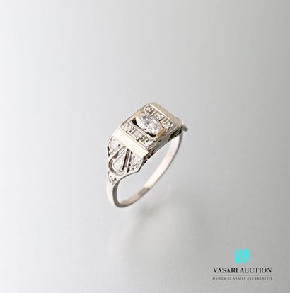 null Art Deco ring in platinum 950 thousandths set with diamonds in geometric patterns...