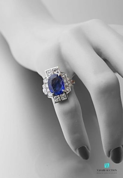 null Art Deco ring in 750 thousandths white gold set with a large sapphire (3.70...