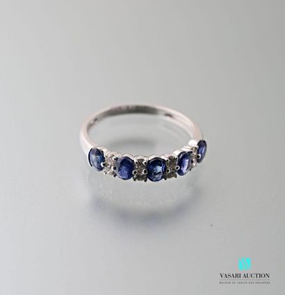 null Half-alliance in 750 thousandths white gold set with five oval-cut sapphires...
