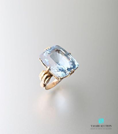 null Yellow gold ring 750 thousandths set with an important blue stone, the gadrooned...