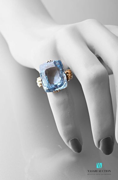 null Yellow gold ring 750 thousandths set with an important blue stone, the gadrooned...