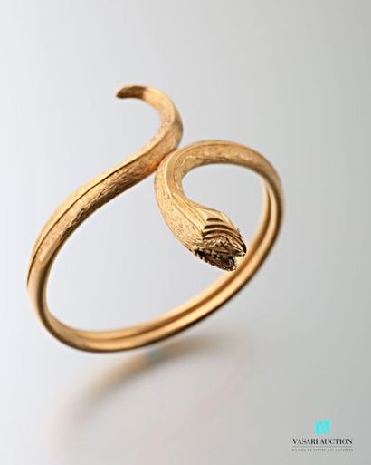 null Open snake bracelet in yellow gold 750 thousandths smooth and guilloché
Gross...