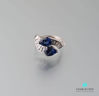 null Toi et Moi ring in 750 thousandths white gold set with two pear-cut sapphires...