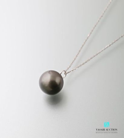 null Pendentif orné d'une perle de culture de Tahiti de 13/13,5 mm, la chaine à maille...