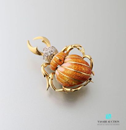 null Beetle brooch in 750 thousandths yellow gold, the body enamelled pink and orange,...