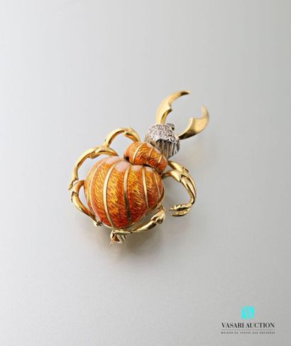 null Beetle brooch in 750 thousandths yellow gold, the body enamelled pink and orange,...