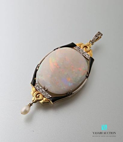 null Pendentif en or 750 millièmes sertie d'une opale dans un entourage émaillé noir...