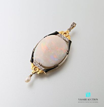 null 750-thousandths gold pendant set with an opal in a black enamelled frame decorated...