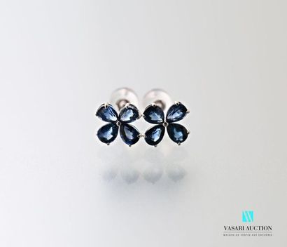null Pair of 750 thousandths white gold flower shaped earrings set with eight pear...