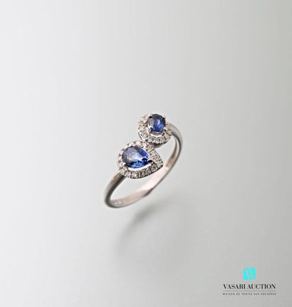null Ring you and me in 750 thousandths white gold set with two sapphires, one pear-shaped...