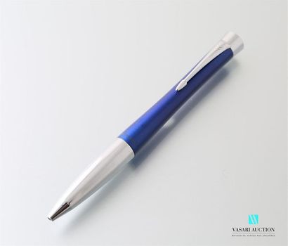 null PARKER
Chrome plated and blue lacquered metal fountain pen