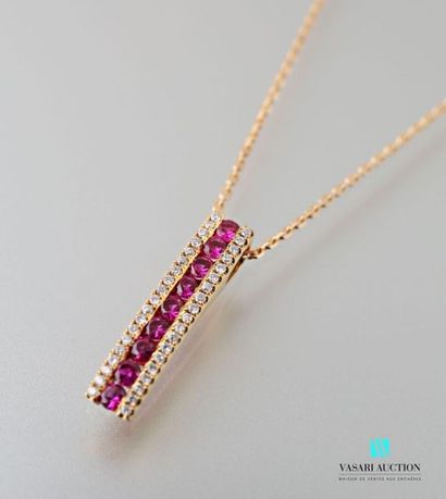 null Pendant and its chain, in 750 thousandths yellow gold, it is set with a line...