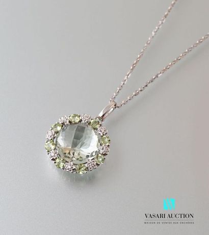 null Round shaped pendant and its chain, the pendant is decorated in its center with...