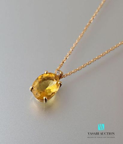 null Pendant and its yellow gold chain 750 thousandths, it is decorated in its center...
