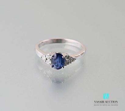 null 750 thousandths white gold ring centered on an oval-shaped sapphire calibrating...