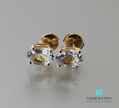 null Pair of earrings in yellow gold 750 thousandths set with two oval-sized aquamarines,...