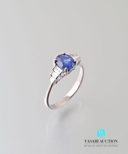 null Ring in 750 thousandths white gold decorated in its center with an oval sapphire...