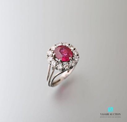 null Platinum daisy ring 850 thousandths set with a cushion-sized central ruby surrounded...