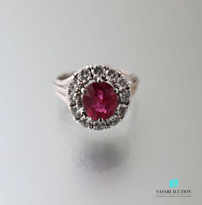 null Platinum daisy ring 850 thousandths set with a cushion-sized central ruby surrounded...