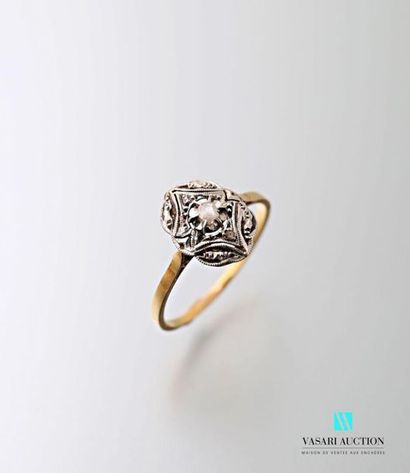 null Ring in yellow gold 750 thousandths and platinum 850 thousandths, oval openwork...