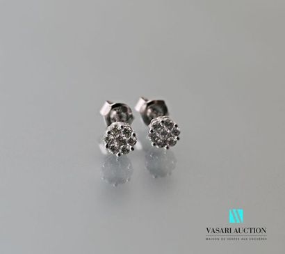 null Pair of 750 thousandths white gold earrings set with a pavé of modern brilliants.
Gross...