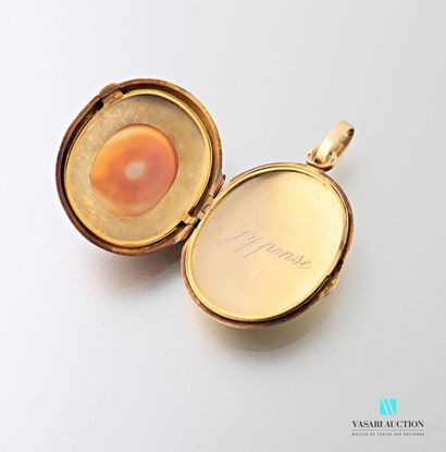 null Oval opening medallion in 750 thousandths yellow gold with granulation decoration...