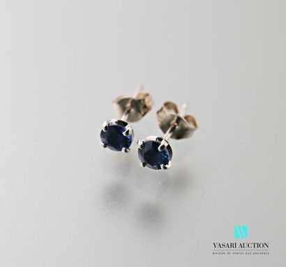 null Pair of 750 thousandths white gold ear studs set with round sapphires, Belgian...