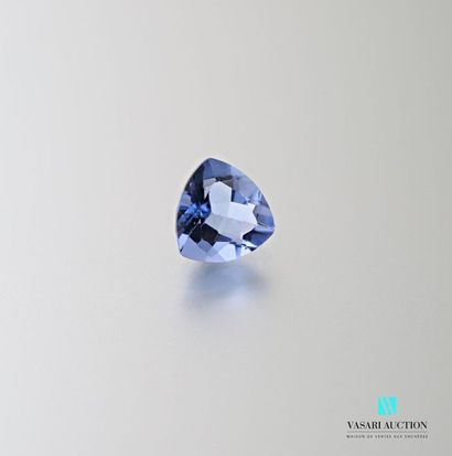 null Fluorite bleue de taille trillion sur papier 12,62 carats.