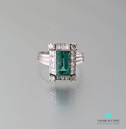 null Platinum Art Deco ring 850 thousandths set with a central rectangular emerald...
