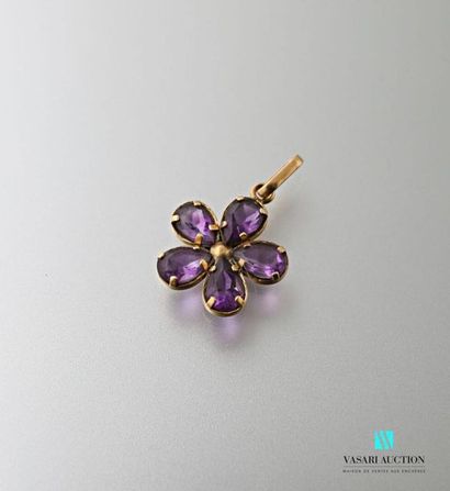 null Pendant in yellow gold 750 thousandths in the shape of flower, the five petals...