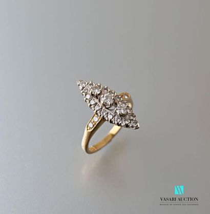 null Marquise ring in yellow gold 750 thousandths set with brilliants, the central...