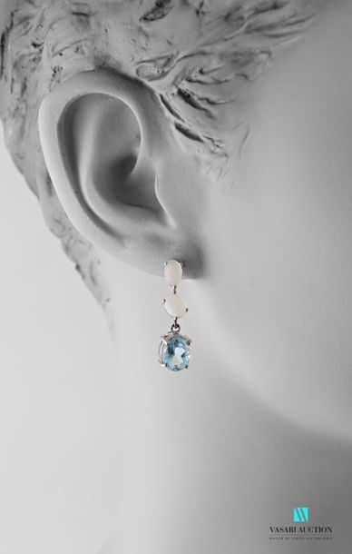 null Pair of silver earrings set with two opals and an aquamarine
Gross weight: 5.3...