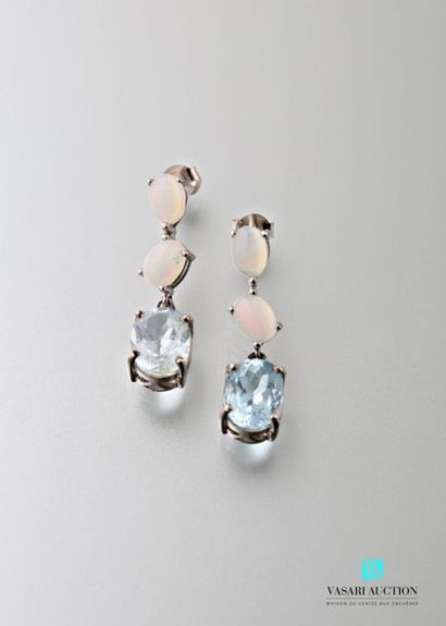 null Pair of silver earrings set with two opals and an aquamarine
Gross weight: 5.3...