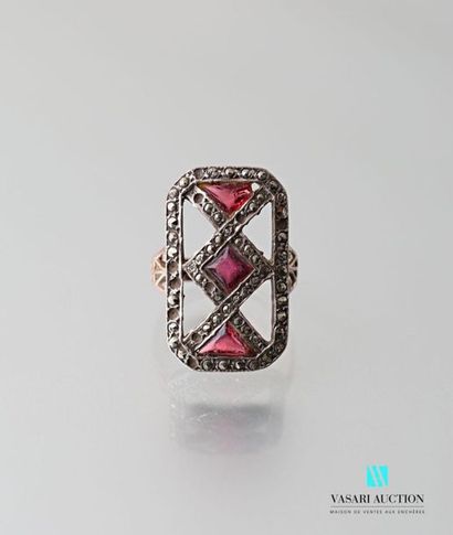 null Ring XIXth century in gold 750 and silver 950 thousandths, square pattern with...