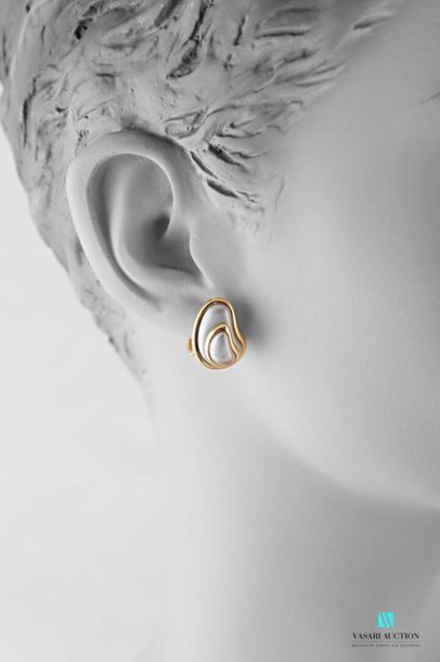 null Fred Paris, pair of ear clips in the shape of a shell in satin white gold and...
