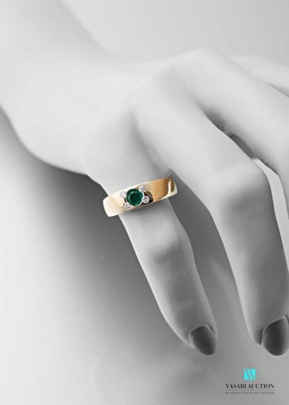 null Ring rush in yellow gold 750 thousandths set with a round emerald shouldered...