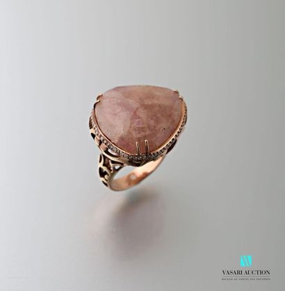 null Contemporary ring in pink gold 750 thousandths set with an important decorative...
