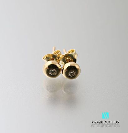 null Pair of 750 thousandths yellow gold ear studs set with modern cut diamonds,...