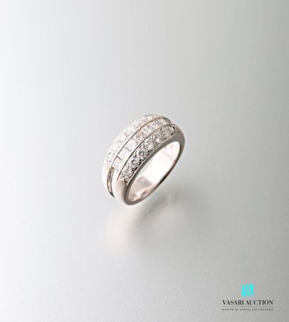 null Bandeau ring in 750 thousandths white gold set with three rows of diamonds,...