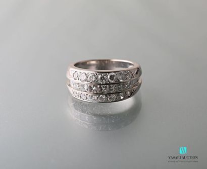 null Bandeau ring in 750 thousandths white gold set with three rows of diamonds,...
