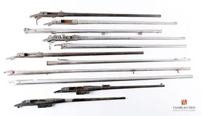 null Pièces détachées de fusils: dix canons de divers type de fusils militaires,...