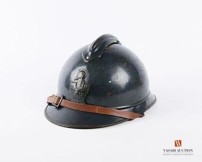 null Armée française : casque Adrian modèle 1915, attribut du Génie, peinture bleu...