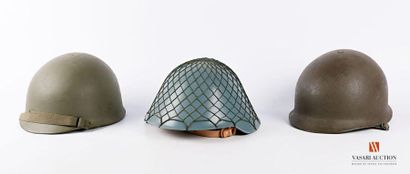 null Trois casques allemands après guerre: un kaki RDA, un kaki RDA modèle para et...
