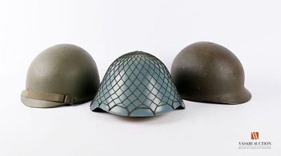 null Trois casques allemands après guerre: un kaki RDA, un kaki RDA modèle para et...