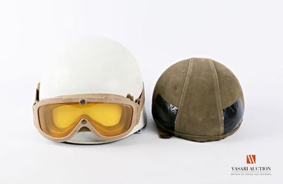 null Casque Guéneau de parachutiste, état d'usage, on y joint un casque F1 blanc...