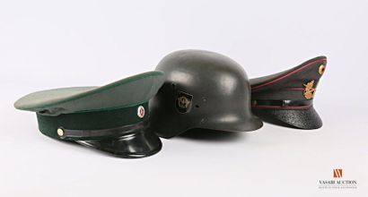 null Coque nue de casque allemand modèle 42, peinture et insigne police postérieurs,...